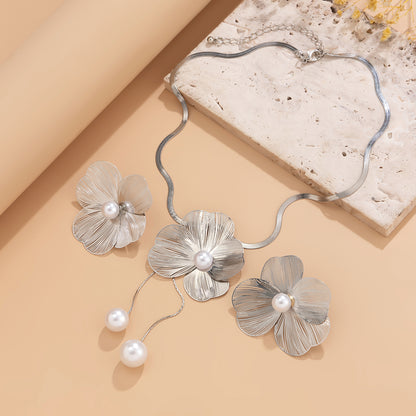 Romantic Pearl Flower Jewelry Set – Choker Necklace & Stud Earrings